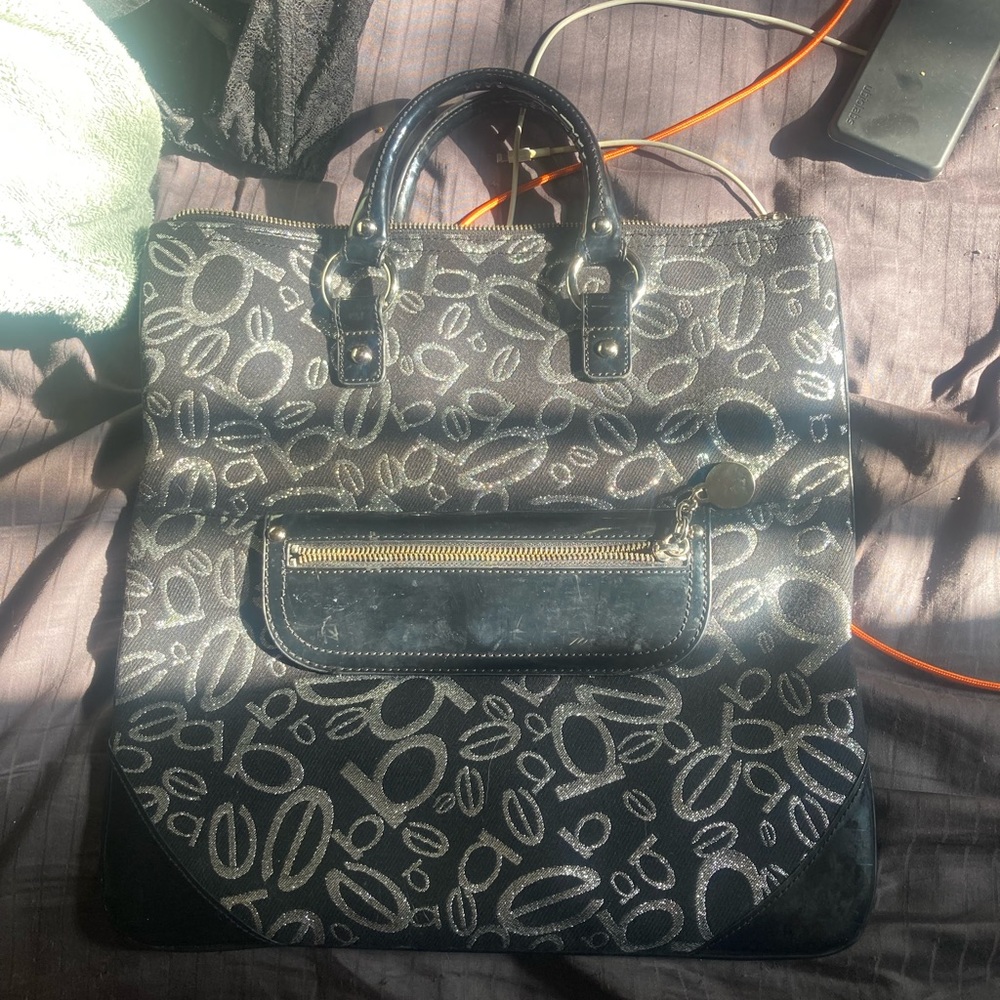 I am selling my BEBE purse it’s very unique I’ve never used it once